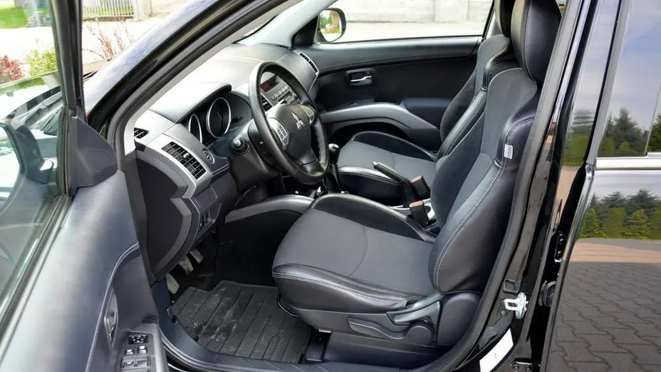 MITSUBISHI Outlander -