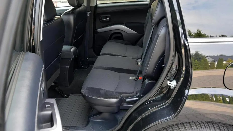 MITSUBISHI Outlander -