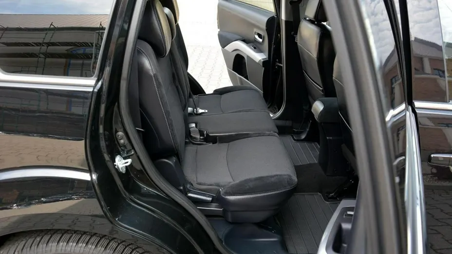 MITSUBISHI Outlander -