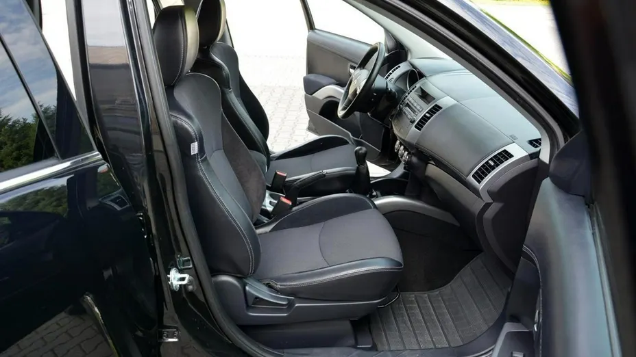 MITSUBISHI Outlander -