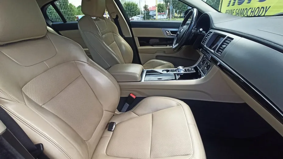 JAGUAR XF -