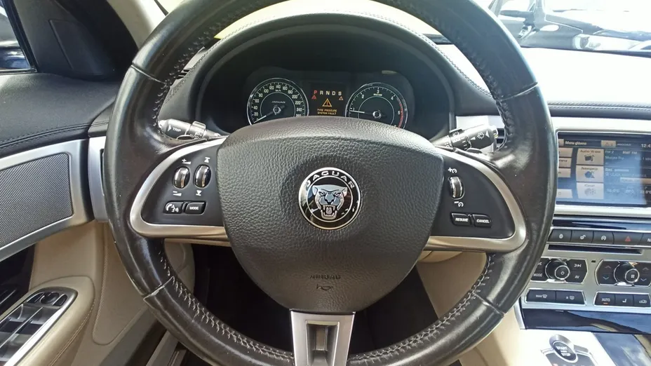 JAGUAR XF -