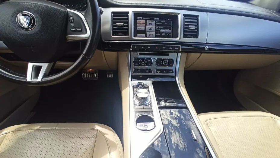 JAGUAR XF -
