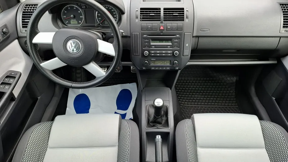 VOLKSWAGEN Polo -
