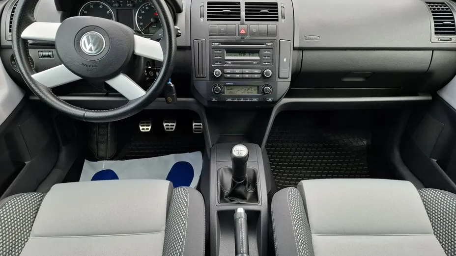 VOLKSWAGEN Polo -