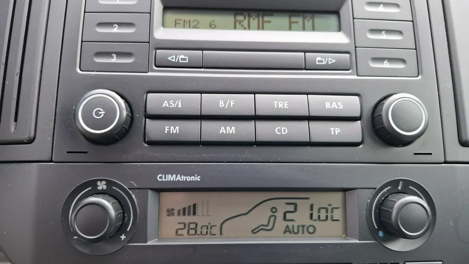 VOLKSWAGEN Polo -