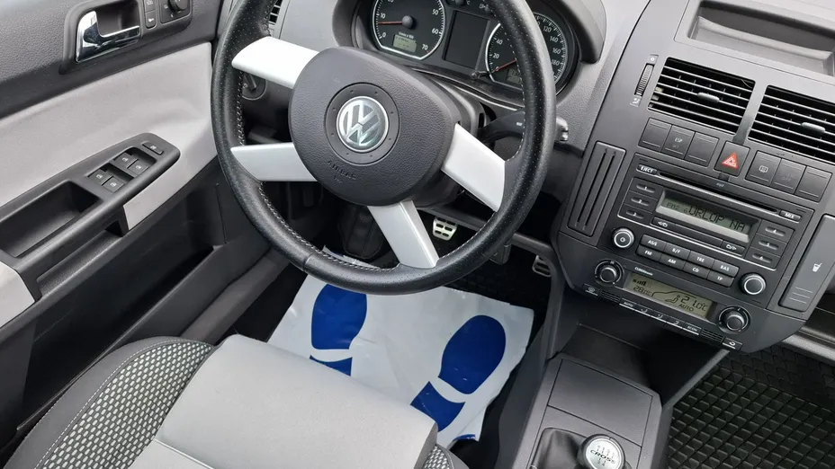 VOLKSWAGEN Polo -