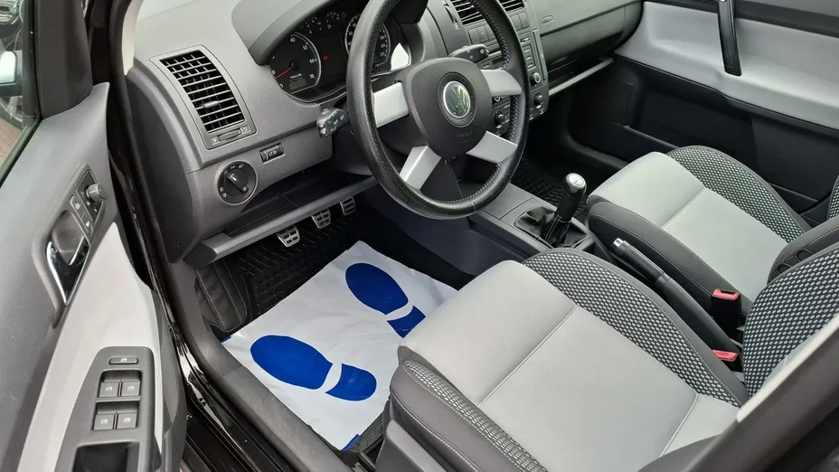 VOLKSWAGEN Polo -