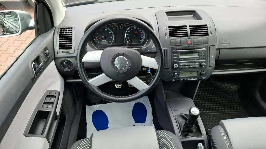 VOLKSWAGEN Polo -