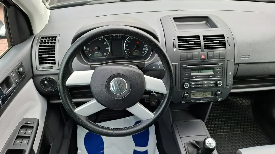 VOLKSWAGEN Polo -