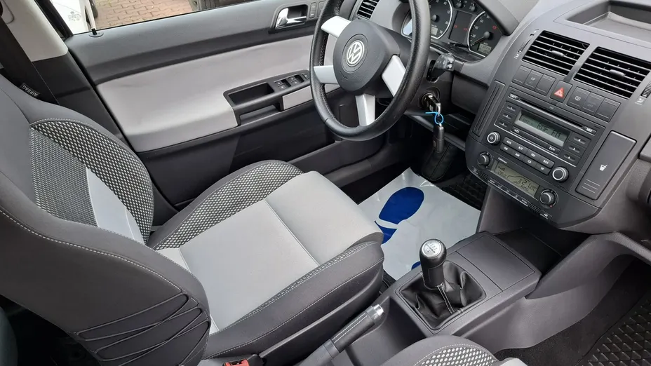 VOLKSWAGEN Polo -
