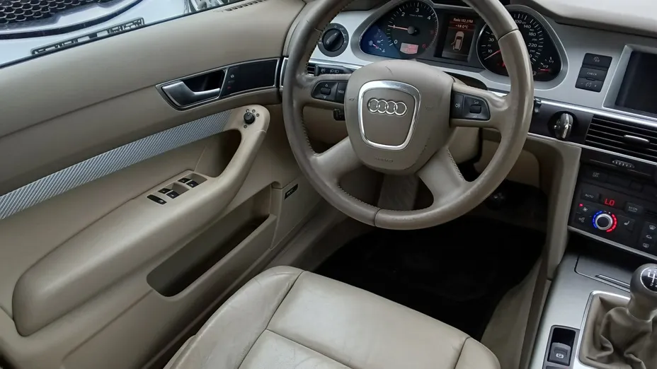 AUDI A6 -