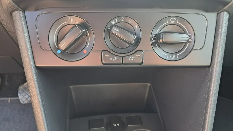 VOLKSWAGEN Polo -