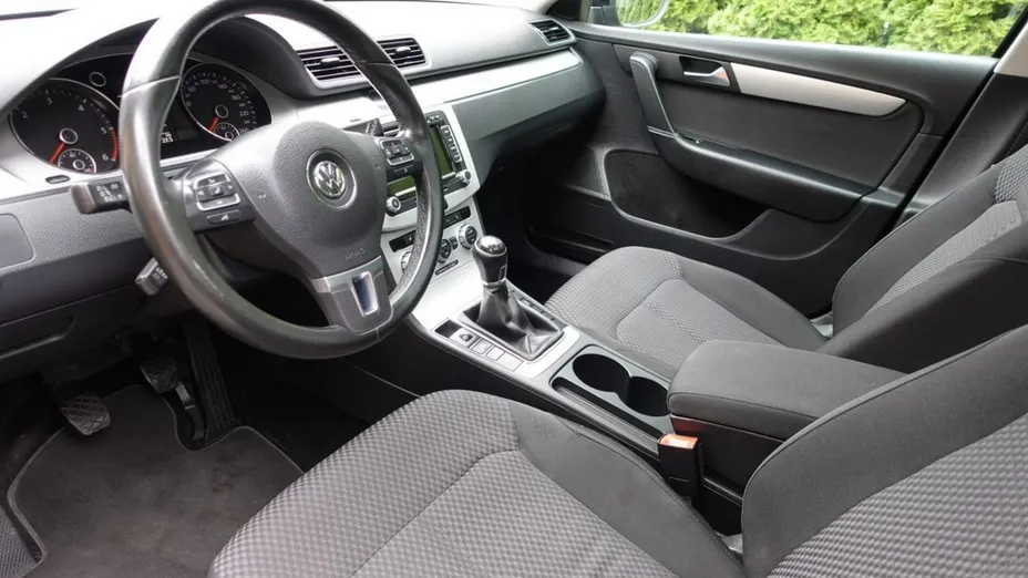 VOLKSWAGEN Passat -