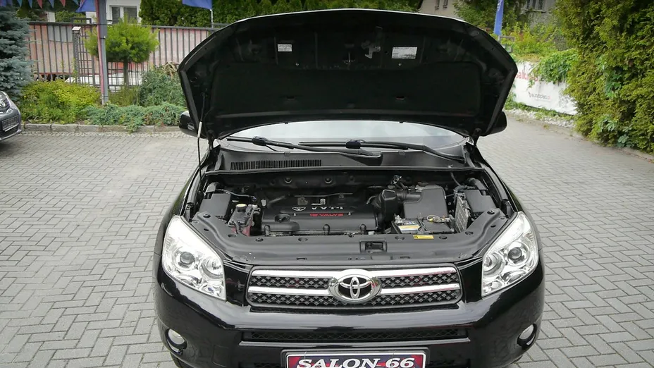 TOYOTA RAV4 -