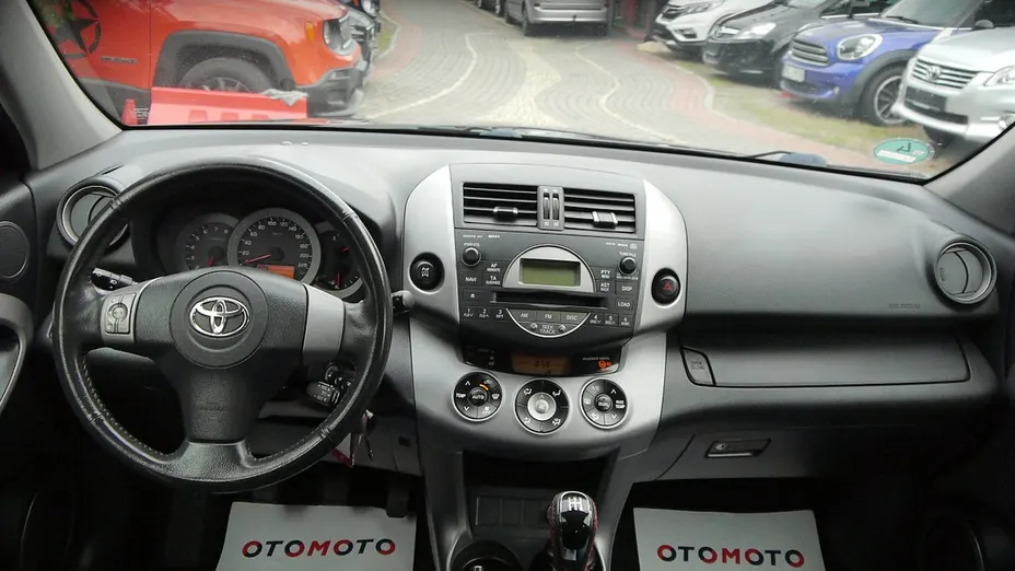 TOYOTA RAV4 -
