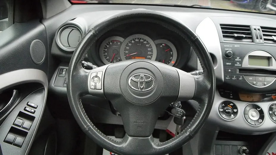 TOYOTA RAV4 -