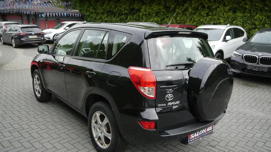 TOYOTA RAV4 -
