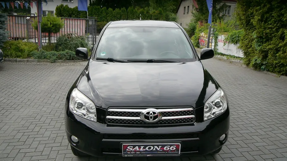 TOYOTA RAV4 -