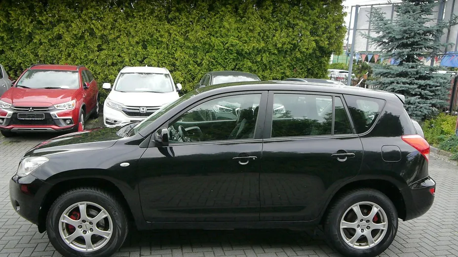 TOYOTA RAV4 -