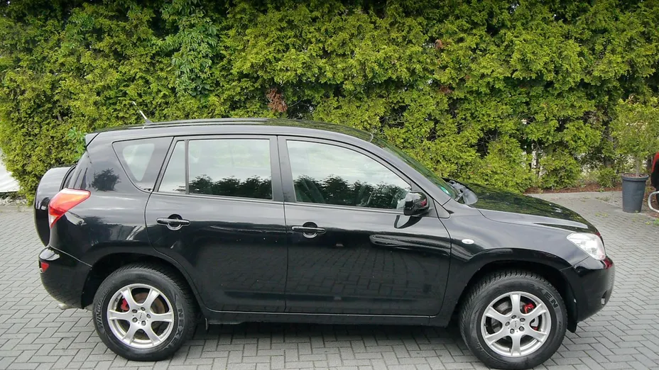TOYOTA RAV4 -