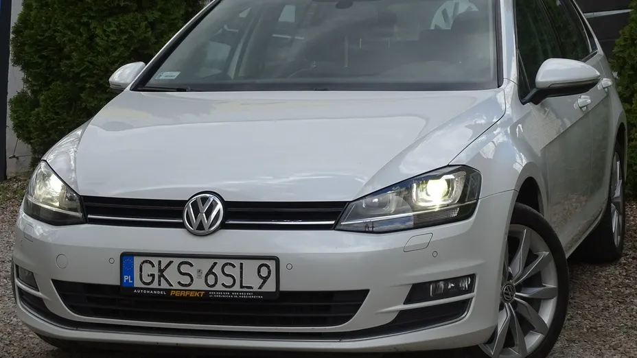 VOLKSWAGEN Golf -