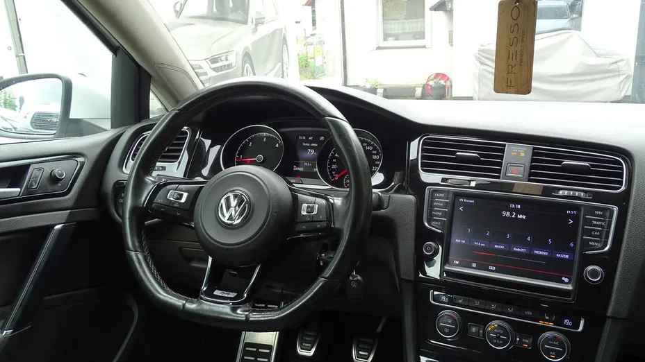VOLKSWAGEN Golf -