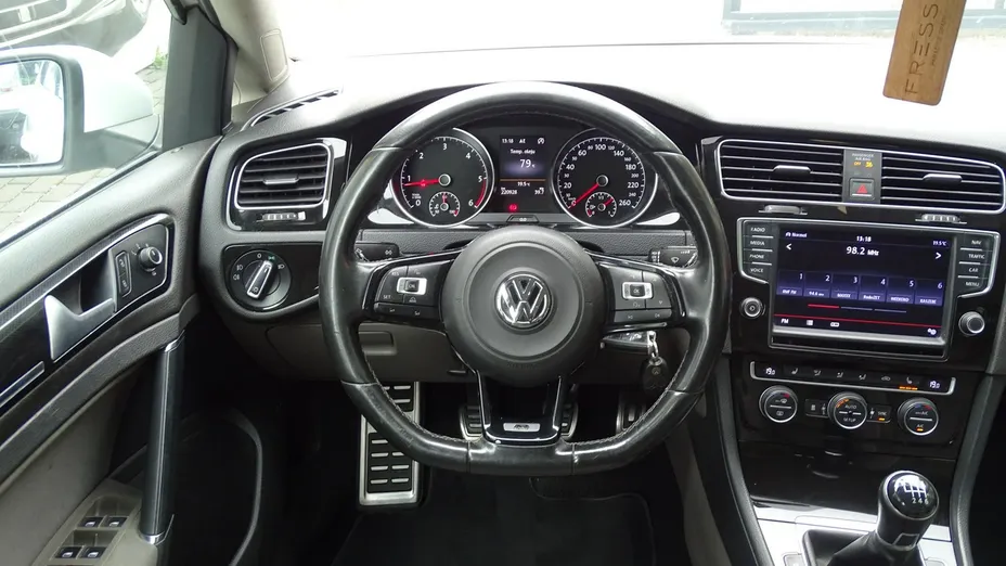 VOLKSWAGEN Golf -