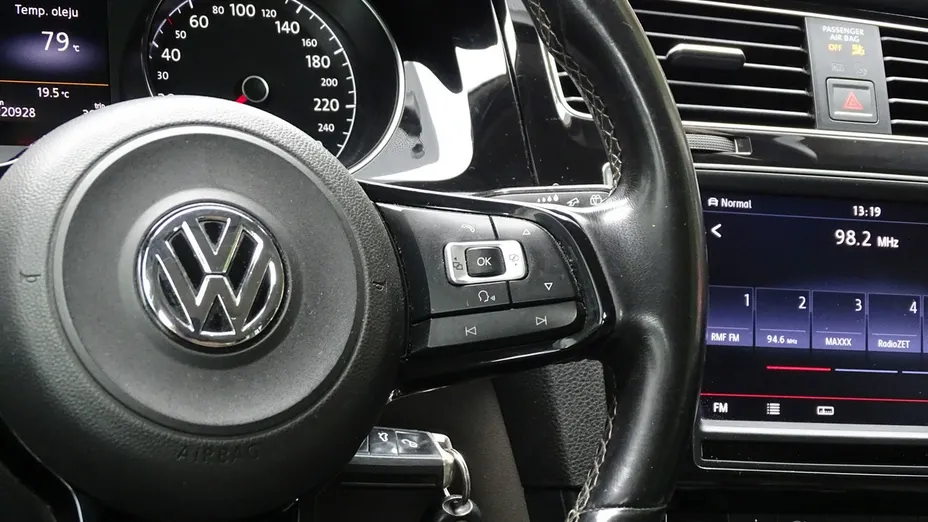 VOLKSWAGEN Golf -