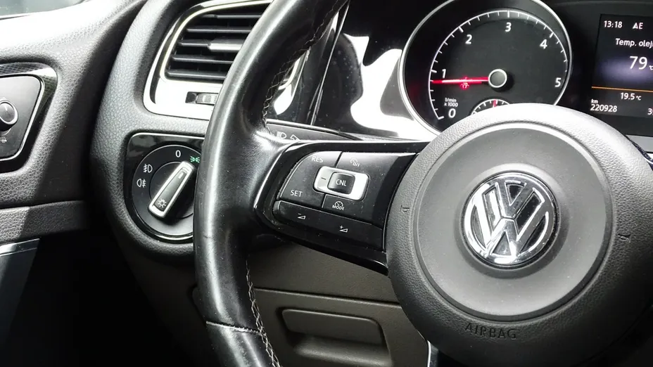 VOLKSWAGEN Golf -