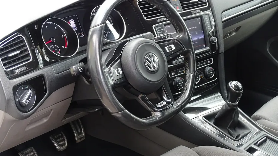 VOLKSWAGEN Golf -