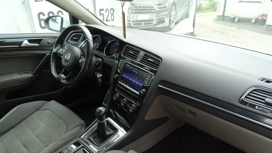 VOLKSWAGEN Golf -