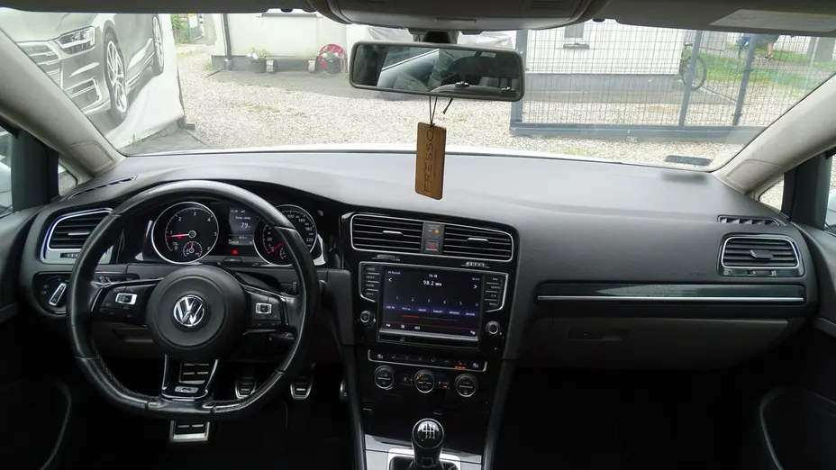 VOLKSWAGEN Golf -