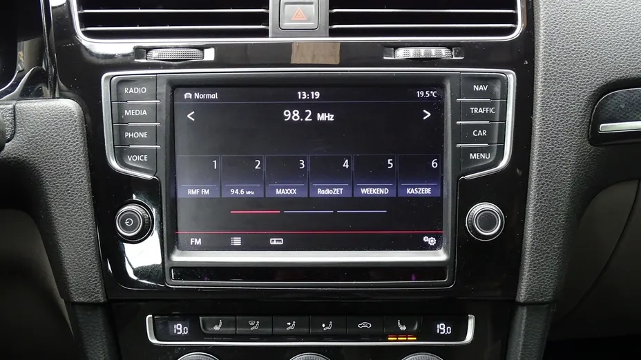 VOLKSWAGEN Golf -