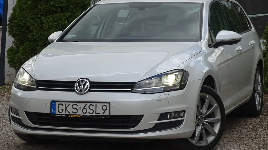 VOLKSWAGEN Golf -