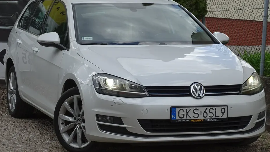 VOLKSWAGEN Golf -