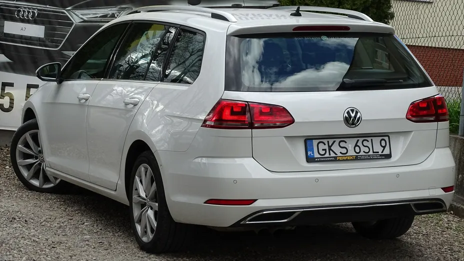 VOLKSWAGEN Golf -