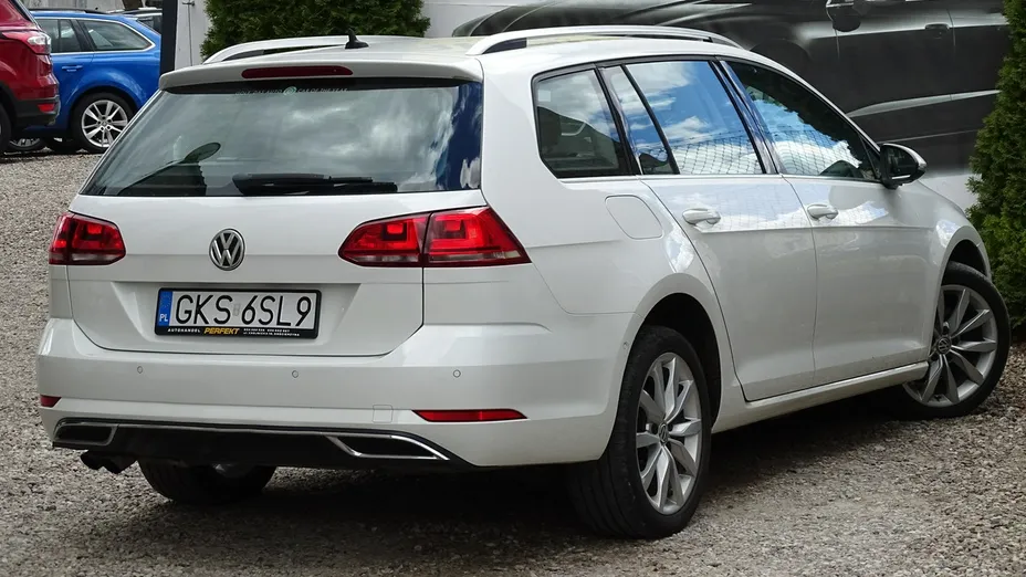 VOLKSWAGEN Golf -