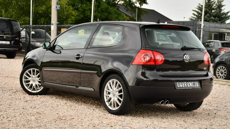 VOLKSWAGEN Golf -