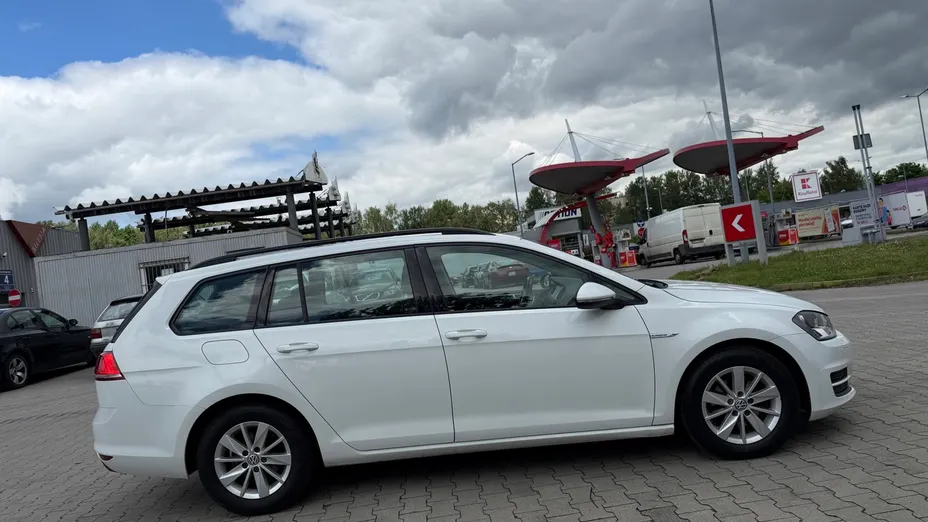 VOLKSWAGEN Golf -