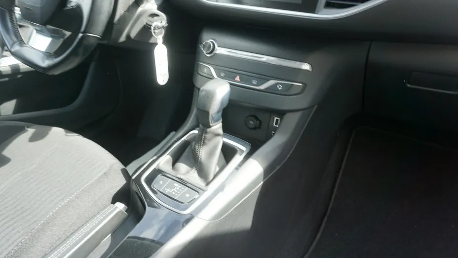 PEUGEOT 308 -