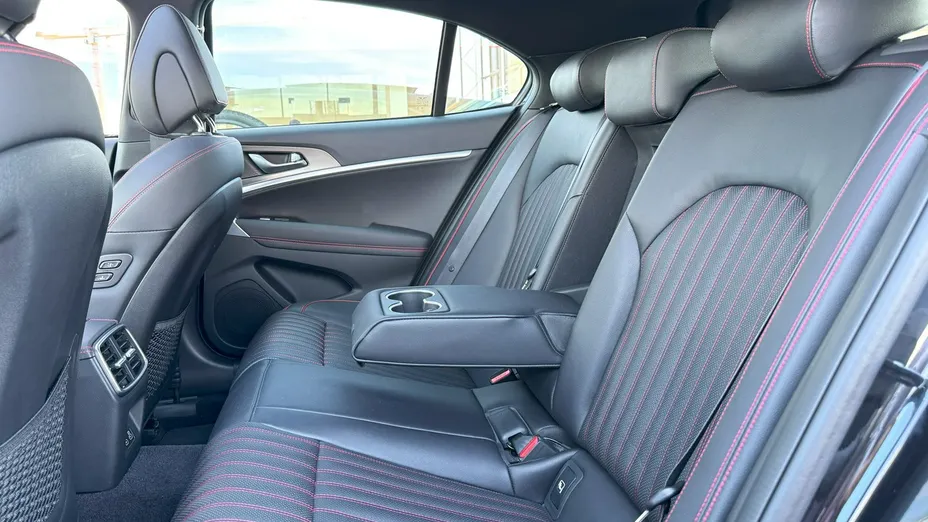 Genesis G70 -