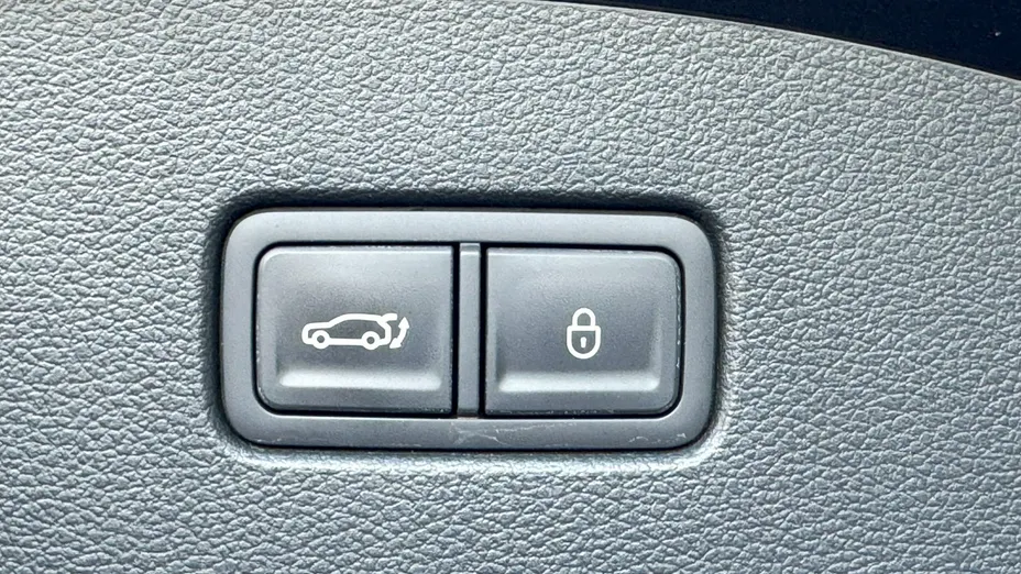 Genesis G70 -