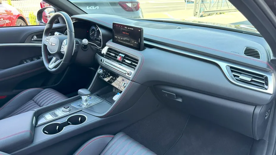 Genesis G70 -