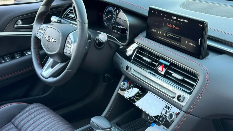 Genesis G70 -