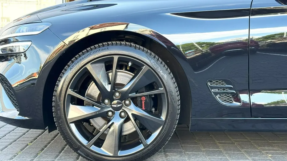 Genesis G70 -