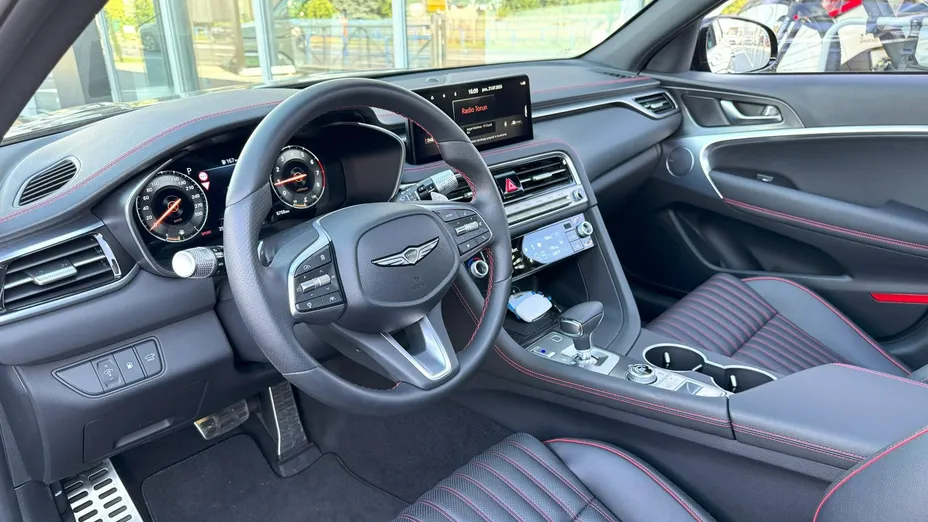 Genesis G70 -