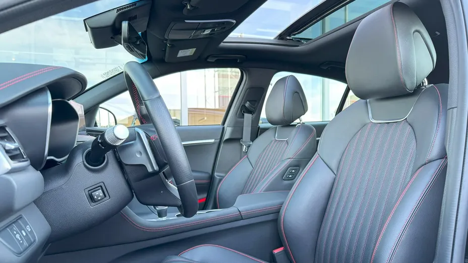 Genesis G70 -