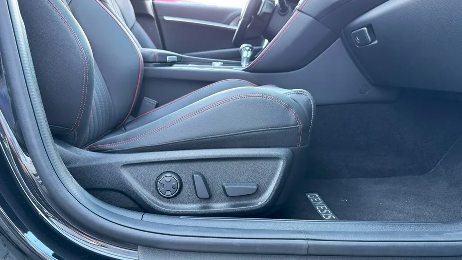 Genesis G70 -
