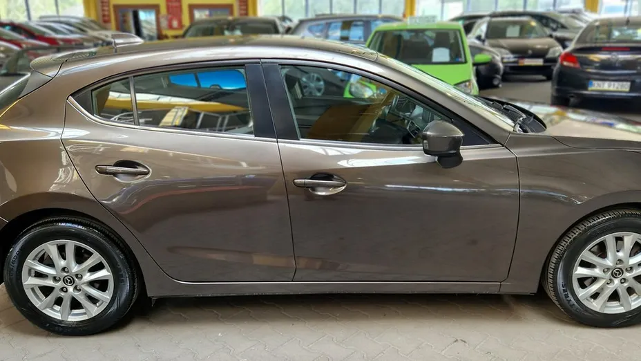MAZDA 3 -